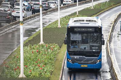 Pramudi bus Transjakarta melintas di Jalan Jenderal Sudirman, Jakarta, 23 Desember 2021. TEMPO/M Taufan Rengganis