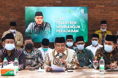 Calon Ketua Umum Pengurus Besar Nahdlatul Ulama (PBNU) Said Aqil Siraj (tengah) memberikan keterangan pers di Jakarta, 8 Desember 2021. ANTARA/Rivan Awal Lingga