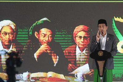 Presiden Joko Widodo berpidato dalam pembukaan Muktamar Nahdlatul Ulama ke-34 di Pondok Pesantren Darus Sa'adah, Lampung, 22 Desember 2021. ANTARA/Hafidz Mubarak A