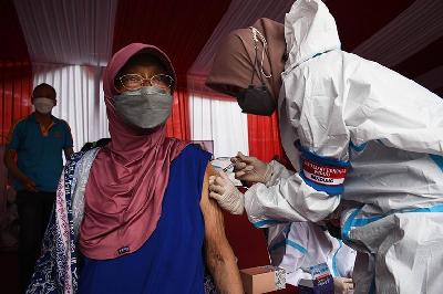 Petugas menyuntik vaksin Covid-19 Sinovac pada warga lansia di halaman Polrestabes Bandung, Jawa Barat, 20 Desember 2021. TEMPO/Prima mulia