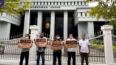 Anggota Forum Lembaga Swadaya Masyarakat Aceh (Forum LSM Aceh) berorasi di depan Gedung Mahkamah Agung (MA), 21 Desember 2021.