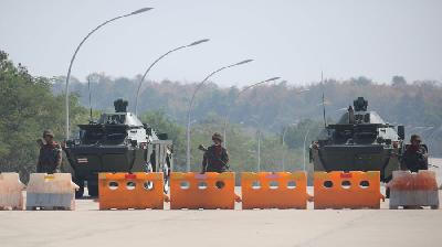 Militer Myanmar berjaga di jalan-jalan Naypyitaw,  1 February 2021.  REUTERS/Stringer 
