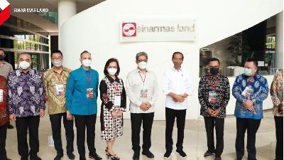 Presiden Republik Indonesia Joko Widodo berfoto bersama sejumlah Pejabat dan Direksi BSD City, Jumat, 24 Desember 2021.