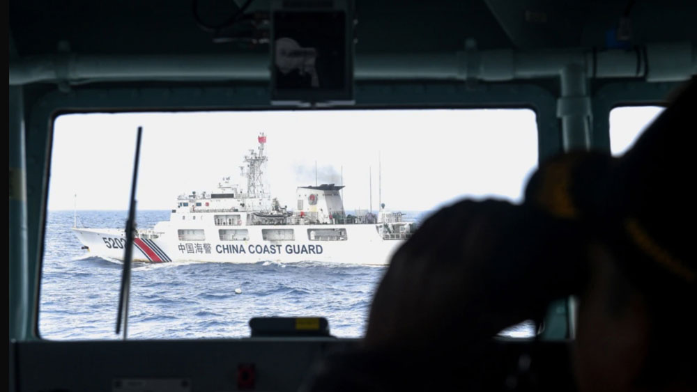 Kapal China Coast Guard terlihat dari kapal Angkatan Laut Indonesia saat berpatroli di laut Zona Ekonomi Eksklusif Indonesia di utara Pulau Natuna, 11 Januari 2020. (Foto: Antara/M Risyal Hidayat via Reuters)