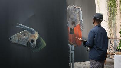 Goenawan Mohamad saat melukis untuk pameran tunggal seni rupa bertajuk “Di Muka Jendela: Enigma”, di Salihara, Jakarta, Juni 2021. Dok. Salihara/Witjak Widhi Cahya P