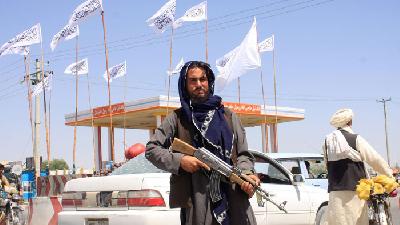 Anggota Taliban berjaga di Kota Ghazni, Afghanistan 14 Agustus 2021. REUTERS/Stringer