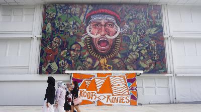 Mural berjudul Terbungkam karya anggota kelompok seniman Papua Udeido, Yanto Gombo di Jogja National Museum dalam pameran seni rupa Biennale Jogja XVI Equator #6 2021, 15 Oktober 2021. TEMPO/Shinta Maharani