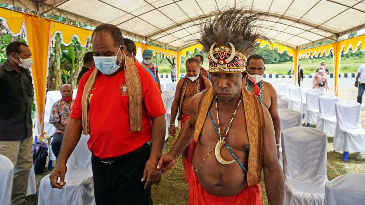 Tetua adat Moi (kanan) menggandeng tangan Bupati Sorong, Johny Kamuru sebagai bentuk dukungan kepada Bupati Sorong yang telah mencabut izin 4 perusahaan kelapa sawit  di Aimas, Kabupaten Sorong, Papua Barat, 10 September 2021/ANTARA FOTO/Olha Mulainda                           
