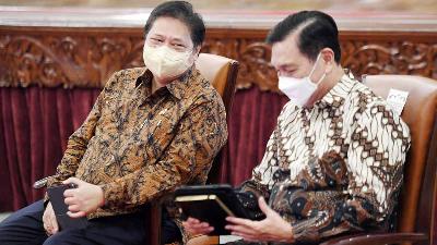 Menko Perekonomian Airlangga Hartarto (kiri) berbincang dengan Menko Kemaritiman dan Investasi Luhut Binsar Panjaitan  di Istana Negara, Jakarta, 29 November 2021. ANTARA/Hafidz Mubarak A