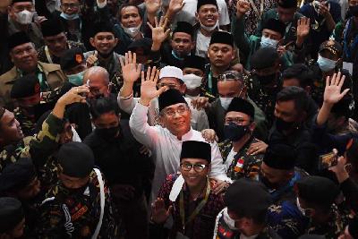 Ketua Umum PBNU terpilih Yahya Cholil Staquf (tengah) melambaikan tangan usai pemilihan Ketua Umum PBNU pada Muktamar Nahdlatul Ulama (NU) ke-34 di Universitas Lampung, Lampung, 24 Desember 2021. ANTARA/Hafidz Mubarak A