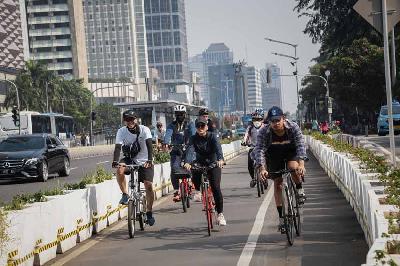 Pesepeda melintas di Jalan Jenderal Sudirman, Jakarta, 17 Oktober 2021. TEMPO/M Taufan Rengganis