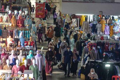 Suasana keramaian di pasar Tanah Abang, Jakarta, 20 Desember 2021. Tempo/Tony Hartawan