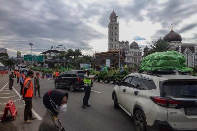 Petugas gabungan Satgas COVID-19 Kabupaten Bogor mengarahkan kendaraan saat penerapan sistem ganjil genap di Jalan Raya Puncak, Gadog, Kabupaten Bogor, Jawa Barat, 24 Desember 2021. ANTARA/Yulius Satria Wijaya.