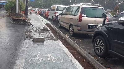 Pembangunan jalur sepeda di kawasan Air Mancur di Jalan Sudirman, Kota Bogor, Jawa Barat, 24 Desember 2021. Tempo/M Sidik Permana