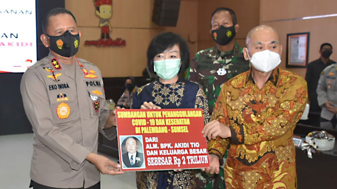 Kapolda Sumatera Selatan Irjen Pol Eko Indra Heri (kiri), menerima bantuan sebesar Rp 2 triliun dari keluarga Akidi Tio untuk dana penanganan Covid-19, 26 Juli 2021/DOK.HUMAS POLDA SUMSEL