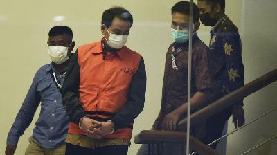 Azis Syamsuddin, resmi memakai rompi tahanan seusai menjalani pemeriksaan pasca dilakukan penangkapan paksa oleh tim penyidik, di gedung Komisi Pemberantasan Korupsi, Jakarta, 25 September 2021/TEMPO/Imam Sukamto 