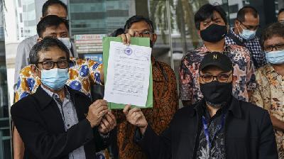 Penyidik senior Komisi Pemberantasan Korupsi (KPK) Novel Baswedan (kanan) mewakili 75 pegawai KPK yang dinonaktifkan akibat tidak lolos tes wawasan kebangsaan (TWK) menjawab pertanyaan awak media di Kantor Dewan Pengawas (Dewas) KPK, Kuningan, Jakarta,  17 Mei 2021/TEMPO/Muhammad Hidayat