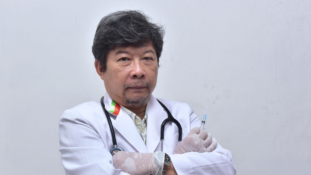 Peneliti utama tim uji klinis vaksin Merah Putih Universitas Airlangga Dominicus Husada di RSUD Dr. Soetomo, Surabaya, 23 Desember 2021. TEMPO/Aris Novia Hidayat