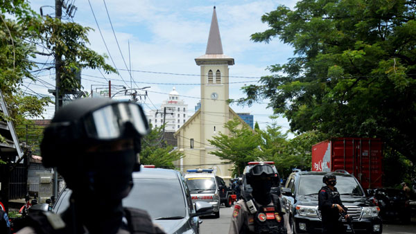 Petugas kepolisian berjaga di lokasi dugaan bom bunuh diri di depan Gereja Katolik Katedral, Makassar, Sulawesi Selatan, 28 Maret 2021/ANTARA/Abriawan Abhe
