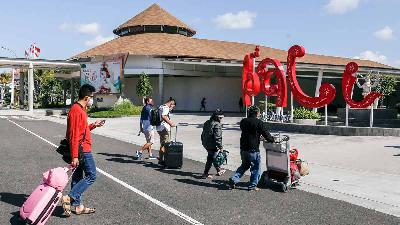 Sejumlah penumpang domestik tiba di Bandara I Gusti Ngurah Rai, Kuta, Bali. JTEMPO/Johannes P. Christo