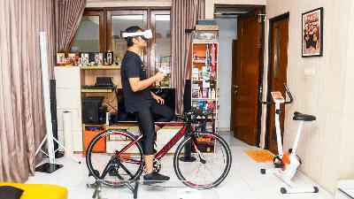 Olahraga sepeda menggunakan Virtual Reality (VR) dengan view dari Google Street View di Jakarta, Juli 2021/Tempo/Nurdiansah