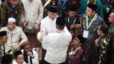 Ketua Umum PBNU terpilih Yahya Cholil Staquf (tengah) menerima ucapan selamat usai pemilihan Ketua Umum PBNU di Universitas Lampung, Lampung,24 Desember 2021. ANTARA/Hafidz Mubarak A