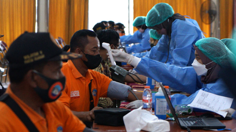 Relawan melakukan pemeriksaan kesehatan sebelum mengikuti vaksinasi Covid-19 massal dosis booster di Graha Wana Bhakti Yasa, Yogyakarta, 30 November 2021. ANTARA/Andreas Fitri Atmoko