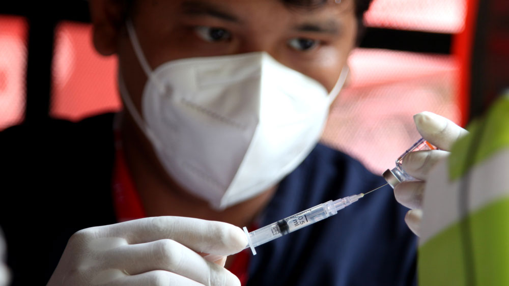 Petugas kesehatan sedang memasukan cairan vaksin kedalam suntikan di Palang Merah Indonesia (PMI) Kota Tangerang, 17 Oktober 2021/TEMPO/ Dwi Nur A. Y