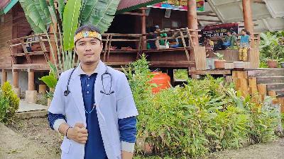 Dokter Steven De Nachs bersama warga di Gerai vaksin Covid-19, Puskesmas Sarereiket, Kabupaten Kepulauan Mentawai, Sumatra Barat, 18 Desember 2021. Dok. Pribadi 