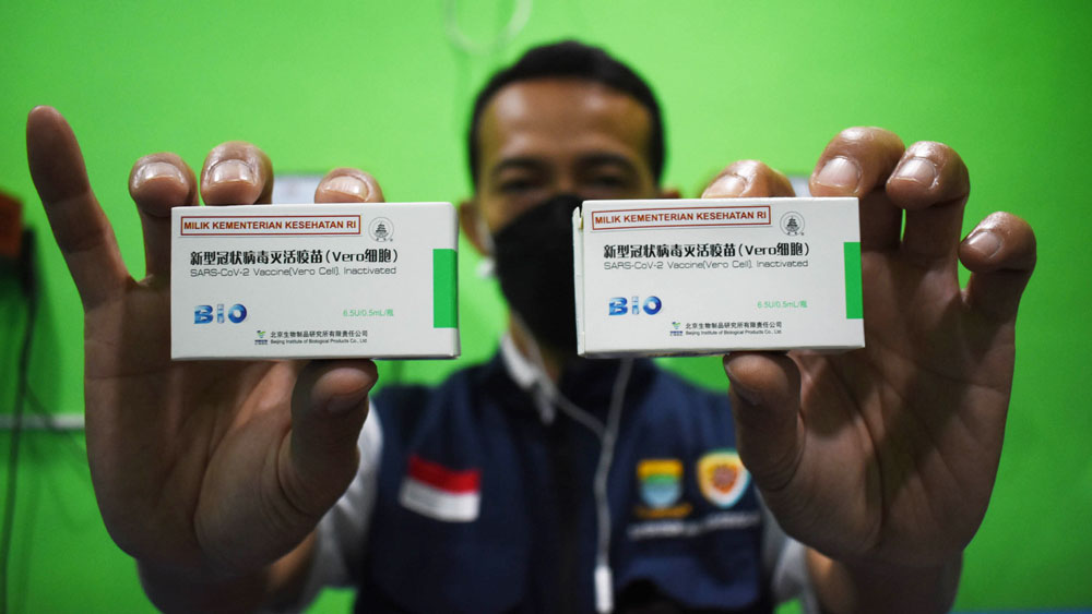 Petugas memperlihatkan kotak berisi vaksin Covid-19 Sinopharm di ruang pendingin instalasi farmasi Dinas Kesehatan Kota Bandung, 4 Agustus 2021. TEMPO/Prima Mulia