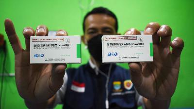 Petugas memperlihatkan kotak berisi vaksin Covid-19 Sinopharm di ruang pendingin instalasi farmasi Dinas Kesehatan Kota Bandung, 4 Agustus 2021. TEMPO/Prima Mulia