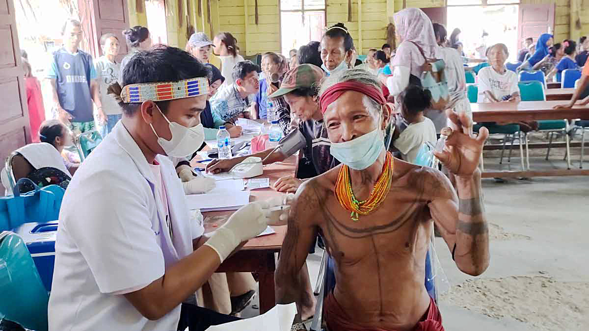 Doctor Steven De Nachs injects the Covid-19 vaccine to a resident at the Sarereiket Health Center, Mentawai Islands Regency, West Sumatra, December 8.
Personal Doc.
