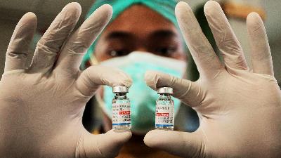 A health worker holds Sinopharm vaccine vials during the Covid-19 Gotong Royong Vaccination program at the Rungkut Industrial Area, Surabaya, East Java, in August.
ANTARA PHOTOS/Didik Suhartono
