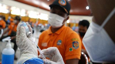 A health worker is about to give a booster vaccine shot to a man at the Graha Wana Bhakti Yasa, Yogyakarta, November 20.
ANTARA PHOTOS/Andreas Fitri Atmoko
