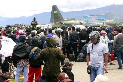 Prajurit TNI mendata warga yang akan dievakuasi pasca kerusuhan di Bandara Wamena, Jayawijaya, Papua, 1 Oktober 2019. ANTARA/Iwan Adisaputra
