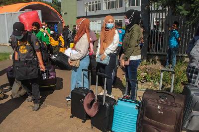 Pekerja Migran Indonesia (PMI) usai menjalani isolasi di Rumah Sakit Darurat Covid-19 (RSDC) Wisma Atlet Pademangan, Jakarta, 15 Juni 2021. TEMPO/Hilman Fathurrahman W