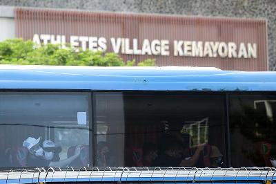 Warga Negara Indonesia (WNI) yang baru tiba dari perjalanan luar negeri berada di dalam bus untuk menjalani karantina di Rumah Sakit Darurat Covid-19 Wisma Atlet Kemayoran, Jakarta, 17 Desember 2021. TEMPO/Hilman Fathurrahman W