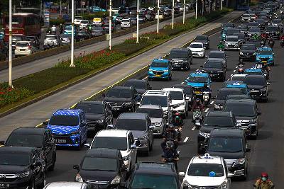 Kepadatan kendaraan di Jalan Sudirman, Jakarta, 8 November 2021. Tempo/Tony Hartawan
