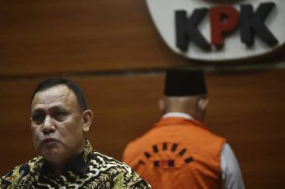 Ketua KPK, Firli Bahuri menunjukkan Bupati Hulu Sungai Utara periode 2017-2022, Abdul Wahid, setelah menjalani pemeriksaan di Jakarta, 18 November 2021.  TEMPO/Imam Sukamto