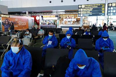 Suasana penumpang di bandara Internasional Soekarno Hatta, Tangerang, 29 November 2021. REUTERS/Willy Kurniawan