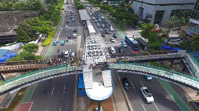 Pekerja menyelesaikan pembangunan Jembatan Kapal Pinisi di Sudirman, Jakarta, 22 November 2021. TEMPO/Subekti