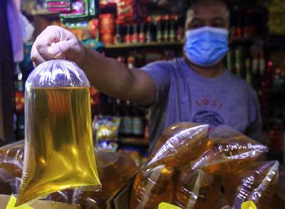 Pedagang menunjukkan minyak goreng curah di Pasar Agung, Depok, Jawa Barat, 8 Desember 2021. ANTARA/Asprilla Dwi Adha