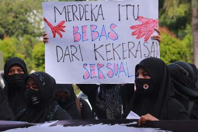 Peserta aksi yang tergabung dalam Gerakan Ibu Mencari Keadilan berunjuk rasa pencegahan kekerasan seksual terhadap perempuan dan anak di halaman kantor Dewan Perwakilan Rakyat Aceh (DPRA), Banda Aceh, Aceh, 23 Desember 2021.  ANTARA/Syifa Yulinnas