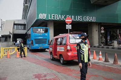 Bus Transjakarta dan angkutan kota melintas di bawah stasiun Moda Raya Terpadu (MRT) Lebak Bulus, Jakarta, 26 Agustus 2019. TEMPO/M Taufan Rengganis