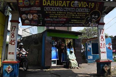 Warga beraktivitas saat penerapan PPKM mikro di Cigending, Ujungberung, Bandung, Jawa Barat, 11 Juni 2021. TEMPO/Prima Mulia