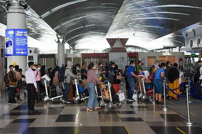 Calon penumpang antri di konter lapor diri (check in) Bandara Kualanamu, Deli Serdang, Sumatera Utara, 3 Desember 2021. ANTARA/Fransisco Carolio