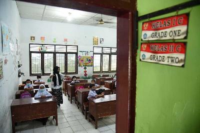 Sejumlah siswa kelas satu mengikuti Pembelajaran Tatap Muka (PTM) terbatas di Medan Petisah, Medan, Sumatera Utara, 24 November 2021. ANTARA/Fransisco Carolio