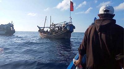 Perahu yang membawa orang-orang Rohingya di laut Aceh, 27 Desember 2021. Reuters/Aditya Setiawan