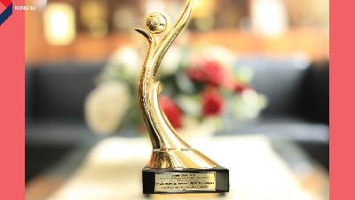 Piala anugerah lingkungan PROPER Emas 2021 dari Kementerian Lingkungan Hidup dan Kehutanan.