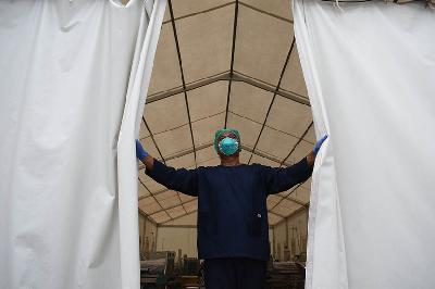 Petugas membuka tirai tenda IGD Covid-19 RSUD Al Ihsan di Baleendah, Kabupaten Bandung, Jawa Barat, 30 Desember 2021. TEMPO/Prima mulia